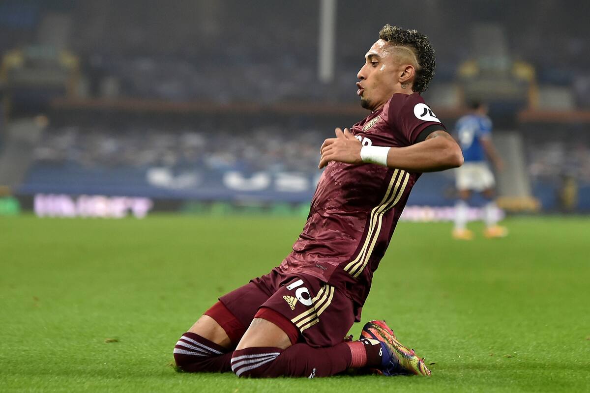 El mediocampista brasileño Raphinha, del Leeds United, festeja su gol durante el partido de la Premier League que disputan contra el Everton, en Goodison Park, Liverpool, Inglaterra, sábado 28 de noviembre de 2020.