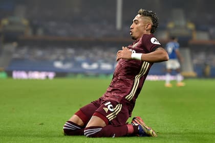 El mediocampista brasileño Raphinha, del Leeds United, festeja su gol durante el partido de la Premier League que disputan contra el Everton, en Goodison Park, Liverpool, Inglaterra, sábado 28 de noviembre de 2020.