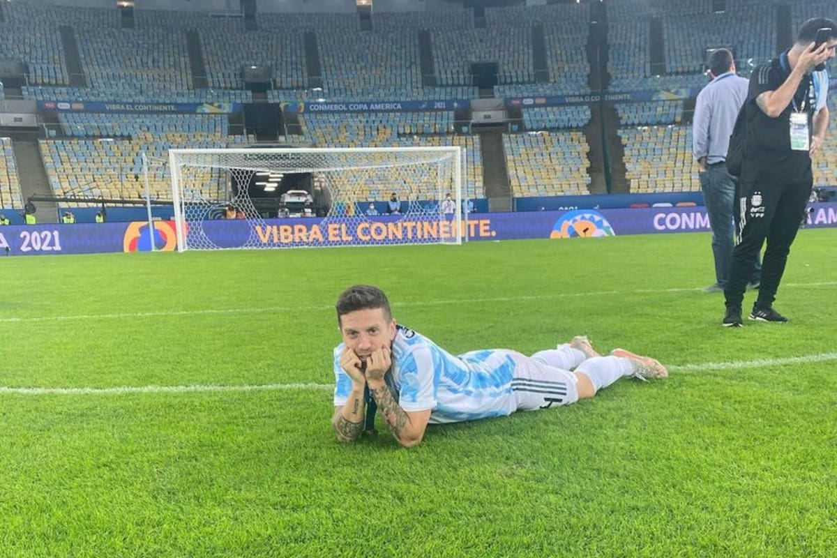 El mediocampista bromeó con una serie de fotos en redes sociales