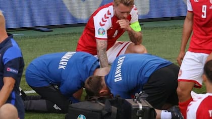 El mediocampista danés Christian Eriksen fue atendido en segundos tras desplomarse en el campo.