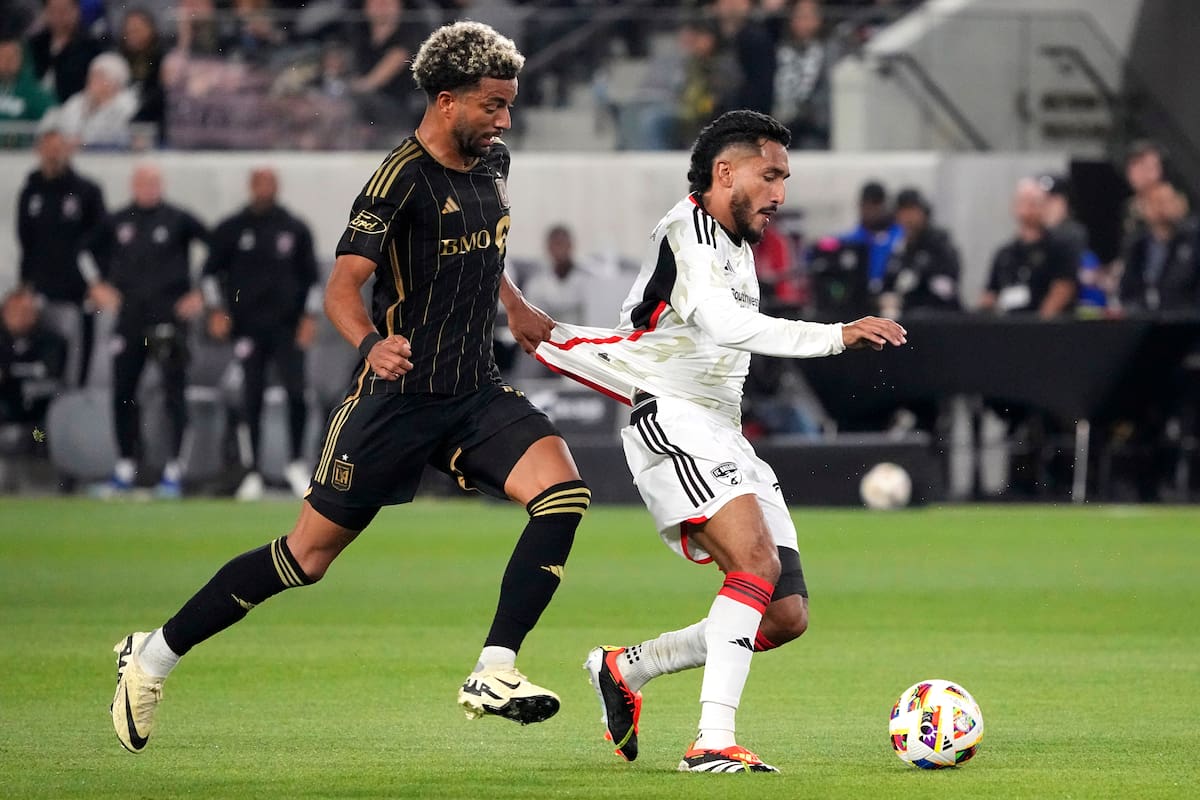 El mediocampista de Los Ángeles FC Timothy Tillman jala la camiseta del delantero de Dallas Jesús Ferreira en el encuentro de la MLS del sábado 1 de junio del 2024. (AP Foto/Mark J. Terrill)