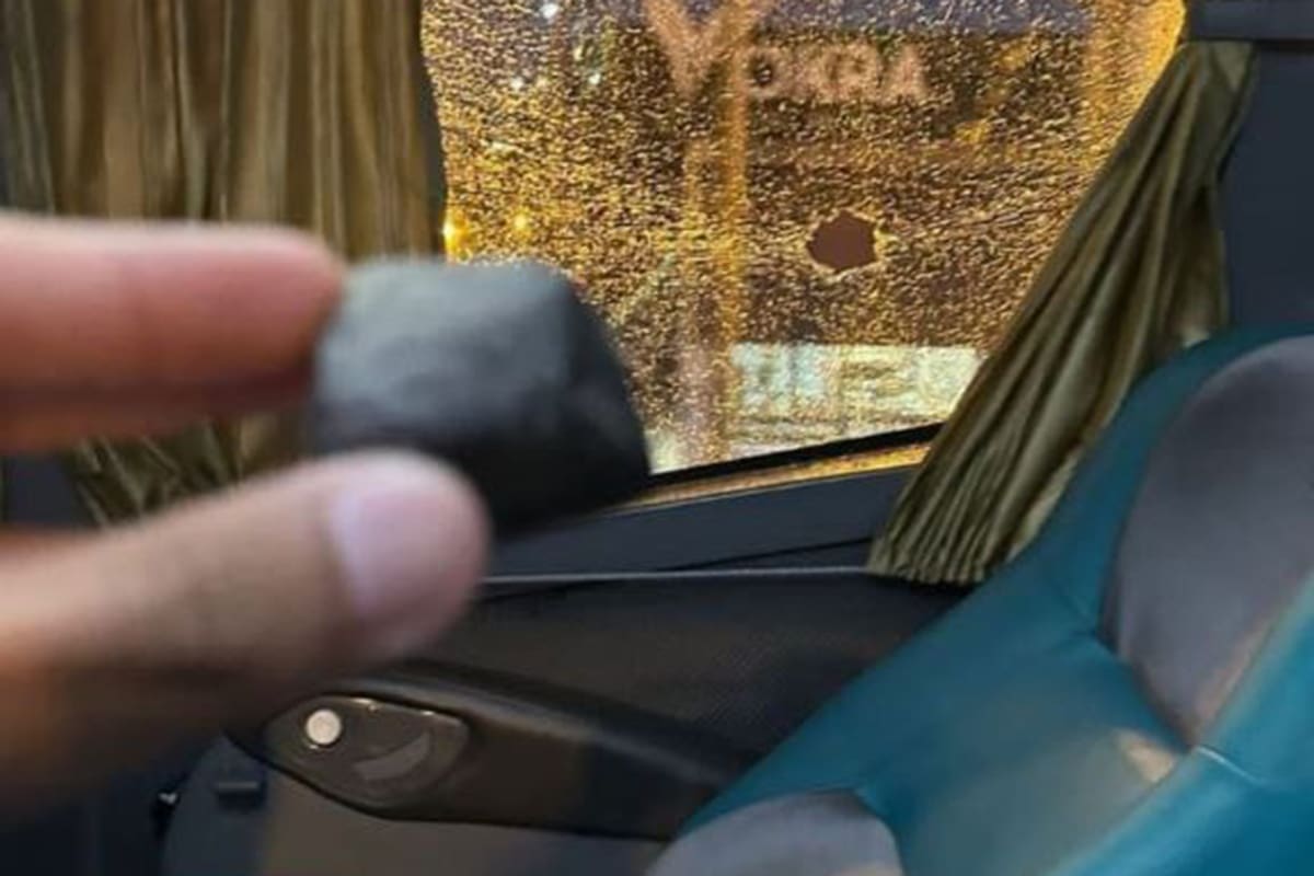 El mediocampista de Tigre Agustin Cardozo muestra una piedra dentro del ómnibus del plantel local, atacado por hinchas del propio Matador antes del partido contra São Paulo por la Copa Sudamericana.