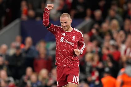El mediocampista del Liverpool, Alexis Mac Allister, celebra tras anotar el segundo gol de su equipo