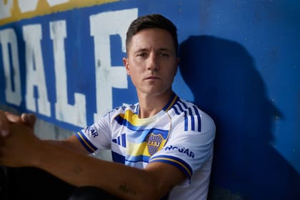 El mediocampista Leandro Paredes encabezó la presentación de la equipación diseñada con tecnología de alto rendimiento
