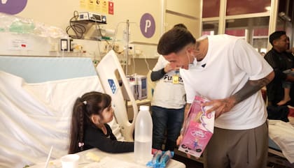 El mediocampista pasó la tarde junto a niños que reciben atención en el hospital