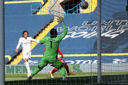 El mediocampista portugués de Leeds United, Helder Costa (L), dispara y anota más allá del portero francés de Fulham, Alphonse Areola, durante el partido de fútbol de la Premier League inglesa entre Leeds United y Fulham en Elland Road en Leeds, norte de Inglaterra,