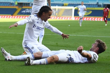El mediocampista portugués del Leeds United, Helder Costa (izq.), Celebra con el delantero inglés del Leeds United, Patrick Bamford, después de anotar su cuarto gol