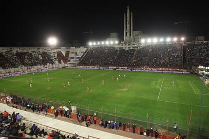 El mediocampo de la cancha de Huracán: el dibujo no respeta las medidas