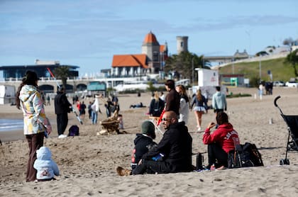 El mediodía entibió Las Toscas y la gente se volcó a la playa para disfrutar un poco del sol