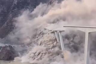 China: el momento en que colapsa un impresionante puente de 758 metros de largo