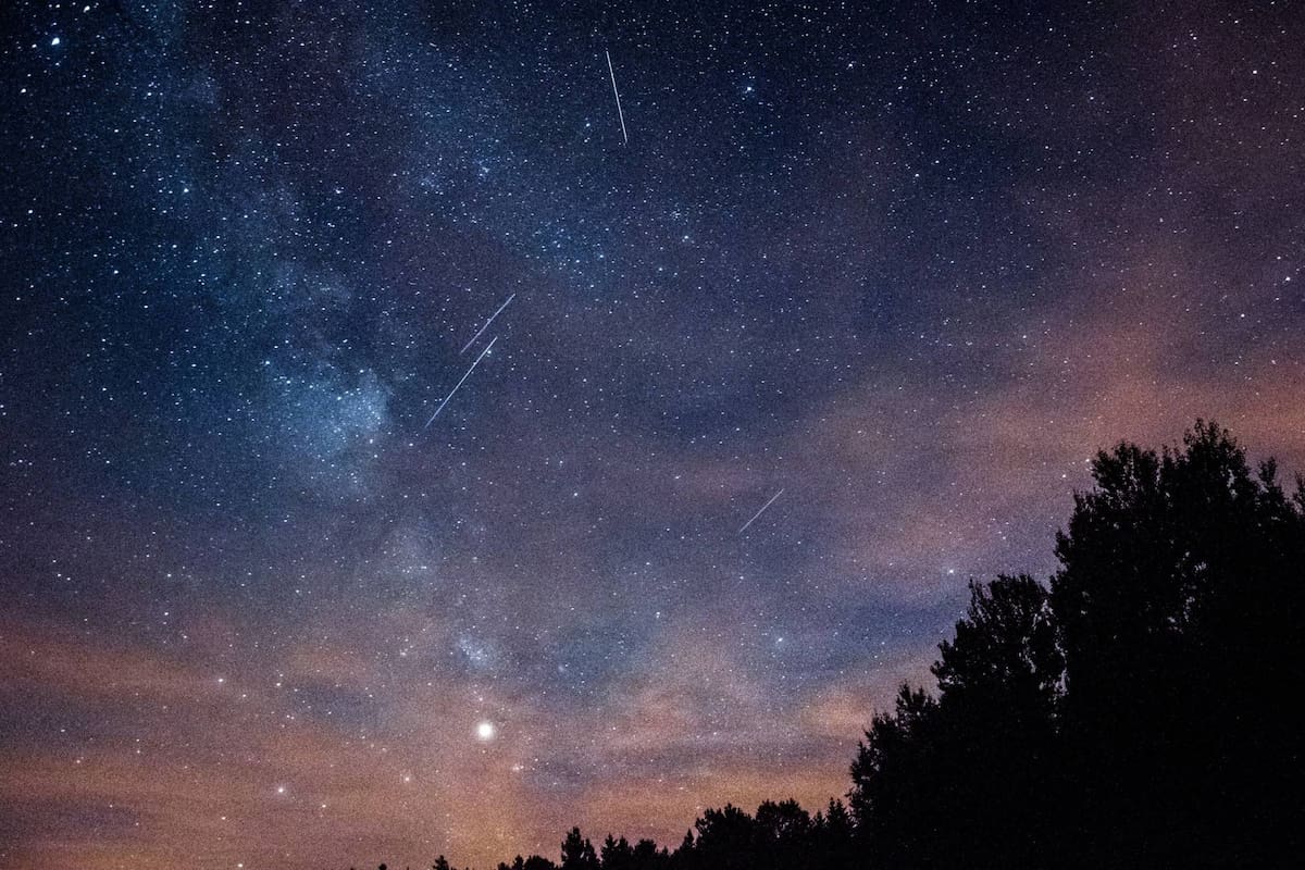 El mejor momento para observar la lluvia de estrellas Leónidas 2025 desde Estados Unidos