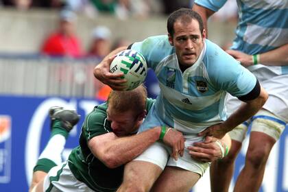 El mellizo en plena acción como parte de los Pumas de Bronce, camino al tercer puesto mundialista en Francia 2007; dos años antes se había dado el gusto de jugar contra British & Irish Liones, combinado que será rival de los Pumas en 2025, dos décadas después.