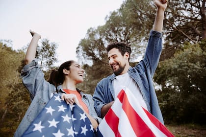 El memorando del USCIS del 15 de agosto de 2025 redefine el "buen carácter moral" como un requisito "holístico y riguroso" que evalúa atributos positivos como participación comunitaria sostenida