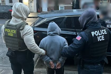 El memorándum del ICE indica que el gobierno ha logrado “avances significativos” en la realización de deportaciones
