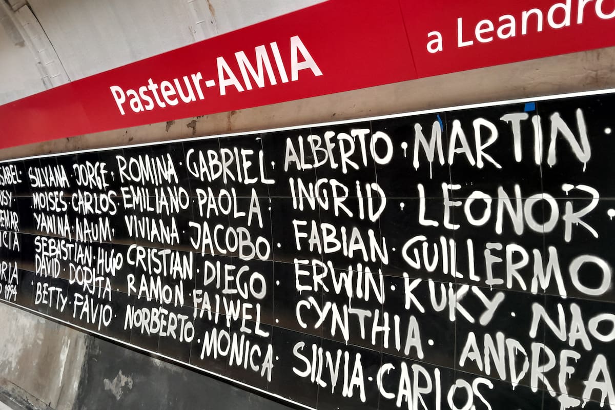 El memorial de la Estación Pasteur-AMIA