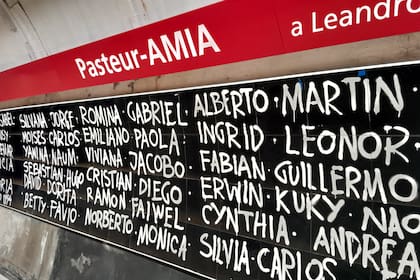 El memorial de la Estación Pasteur-AMIA