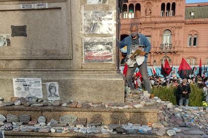 El memorial fue vandalizado durante el acto del 17 de octubre