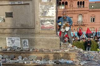 Atacaron el memorial del Covid: pisaron las piedras y arrancaron fotos de los fallecidos