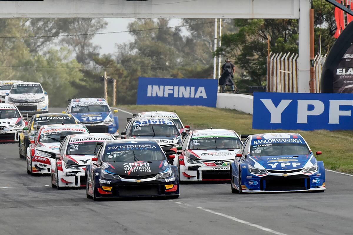 El mendocino Bernardo Llaver se quedó con la primera carrera de Súper TC2000 que se disputó en el autódromo de Alta Gracia