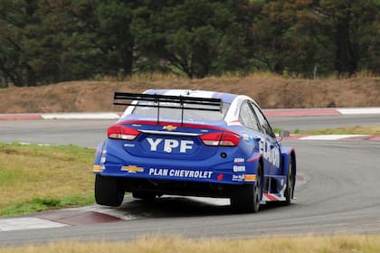 Bernardo Llaver conduce el Chevrolet Cruze en autódromo de Alta Gracia en 2021; este año, el mendocino tenía la posibilidad de pulsear por el cetro y se quedó vacío, entre el conflicto gremial y la retirada del estructura oficial Chevrolet.