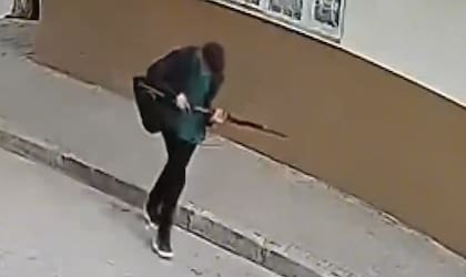 El menor con la escopeta, instantes antes del ataque
