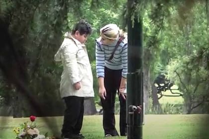 El menor de los cinco hijos de Maradona junto a su mamá, Verónica Ojeda, en el cementerio de Bella Vista.