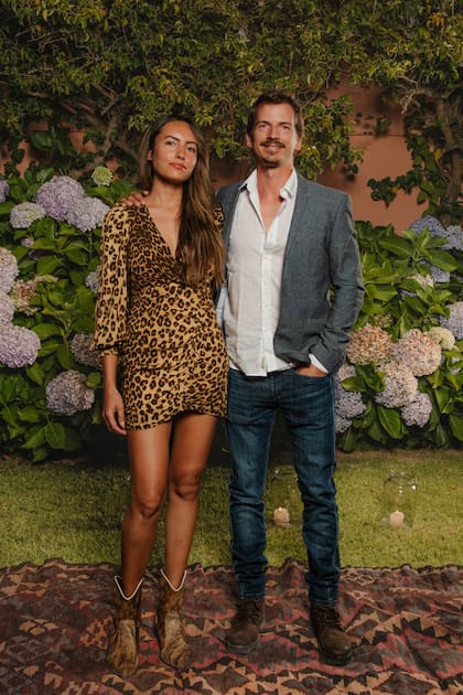 El menor de los hermanos Giménez Aubert, Federico, con su pareja, Florencia.