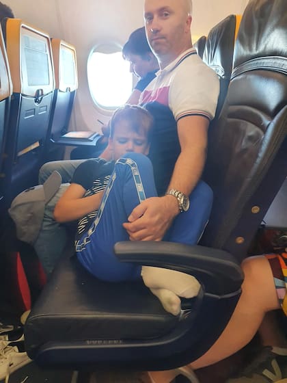 El menor tuvo que reposar a un lado de su padre, a pesar de haber pagado por una reserva en la ventana