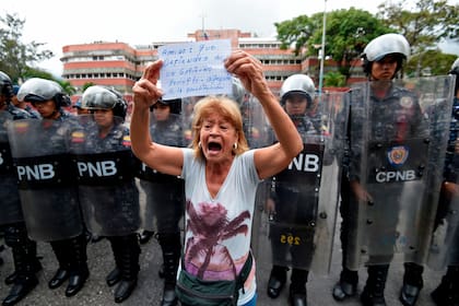 El mensaje a los militares ratifica el "compromiso" del Legislativo, de mayoría opositora, con una ley de amnistía para quienes den la espalda a Maduro