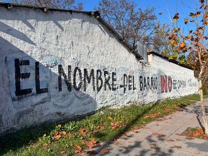 El mensaje apareció sobre una pared de Fernández de la Cruz después de que se conociera la consulta impulsada por el Gobierno porteño