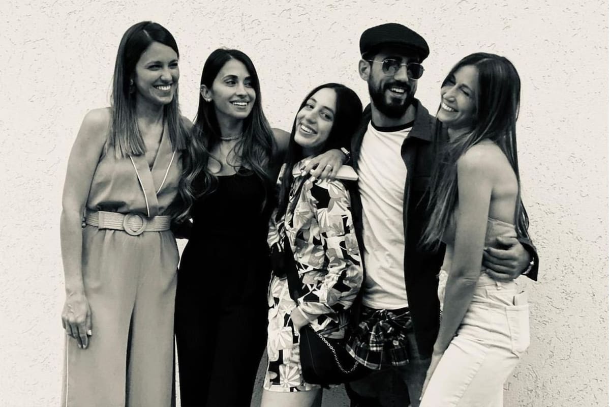 El mensaje de Antonela Roccuzzo luego del robo a su familia en Rosario. De izquierda a derecha: Paula Roccuzzo, Antonela Roccuzzo, Agustina Scaglia, Mauricio Scaglia y Carla Rocuzzo.