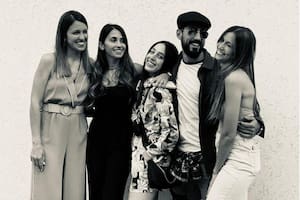 El mensaje de Antonela Roccuzzo luego del robo a su familia en Rosario. De izquierda a derecha: Paula Roccuzzo, Antonela Roccuzzo, Agustina Scaglia, Mauricio Scaglia y Carla Rocuzzo.