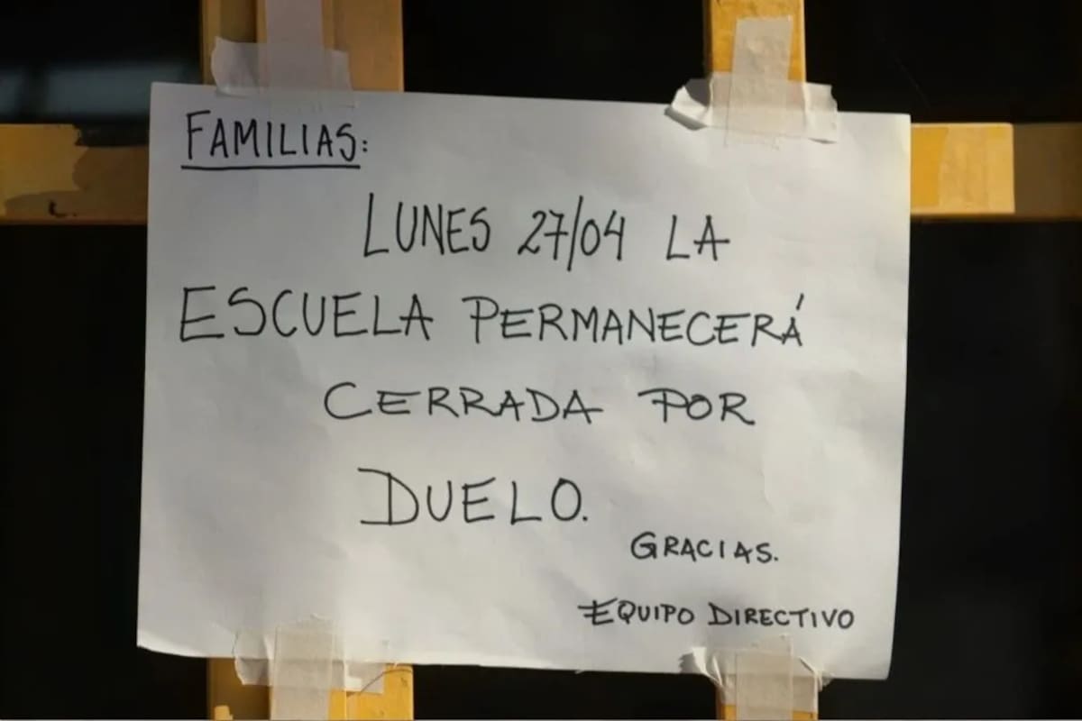 El mensaje de duelo de la escuela colgado en la puertas.