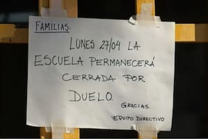 El mensaje de duelo de la escuela colgado en la puertas.