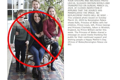 El mensaje de la agencia AP, que ordenó a los medios que eliminen de sus archivos la foto de Kate Middleton y su familia tras haber sido detectada su manipulación