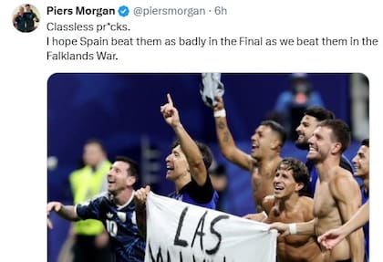 El mensaje de Piers Morgan en respuesta al despliegue de una bandera con la consigna "Las Malvinas son argentinas" tras el partido ante Inglaterra