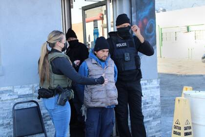 El mensaje del DHS, publicado el 28 de noviembre, utilizó la frase “los riesgos nunca fueron tan altos y el objetivo nunca estuvo tan claro: Remigración ahora”, y agregó la exhortación directa “Ayuda a deportarlos”