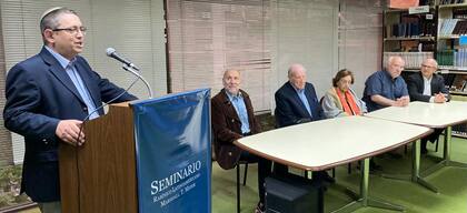 El mensaje del rabino Stofenmacher. Sentados, Uki Goñi, Robert Cox, Maud Deverio, Gabriel Seisdedos y el rabino Ernesto Yattah