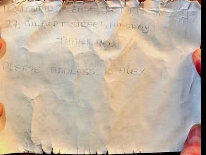 El mensaje dentro de la botella estaba escrito en la parte de atrás de una invitación de cumpleaños infantil