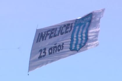 El mensaje en la bandera que paseó la avioneta sobre el estadio de Independiente