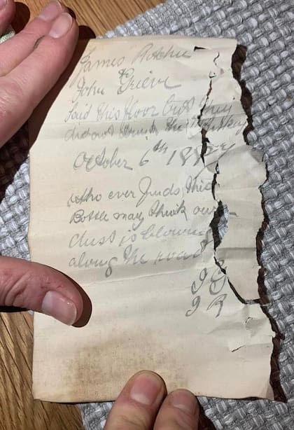 El mensaje oculto en la botella fue escrito por dos trabajadores que colocaron el piso en la época victoriana