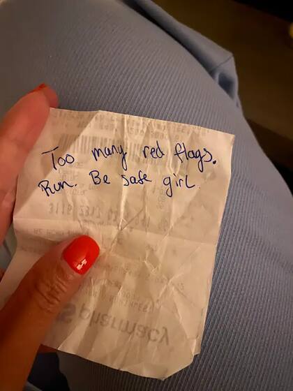 El mensaje que recibió Hadia de un comensal de una mesa cercana