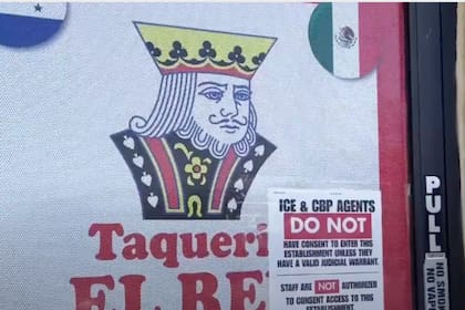 El mensaje ubicado en la taquería El Rey de Oros aclara que el personal no puede autorizar el acceso