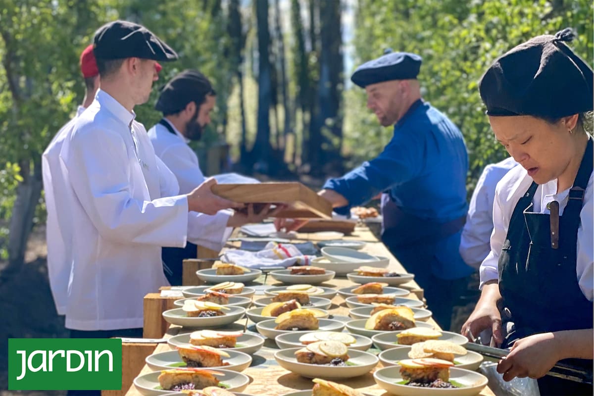 El menú de pasos estuvo a cargo de Germán Martitegui y su staff de cocineros y bartenders, integrado por Mariano Peña, Iñaki Toschi, Julián Barreiro, Noe Mutis, Paola Choi, Federico Sarmiento y Gabriel Aguilera. Brindaron una increíble degustación de diferentes platos donde la pera fue uno de los ingredientes estrella.