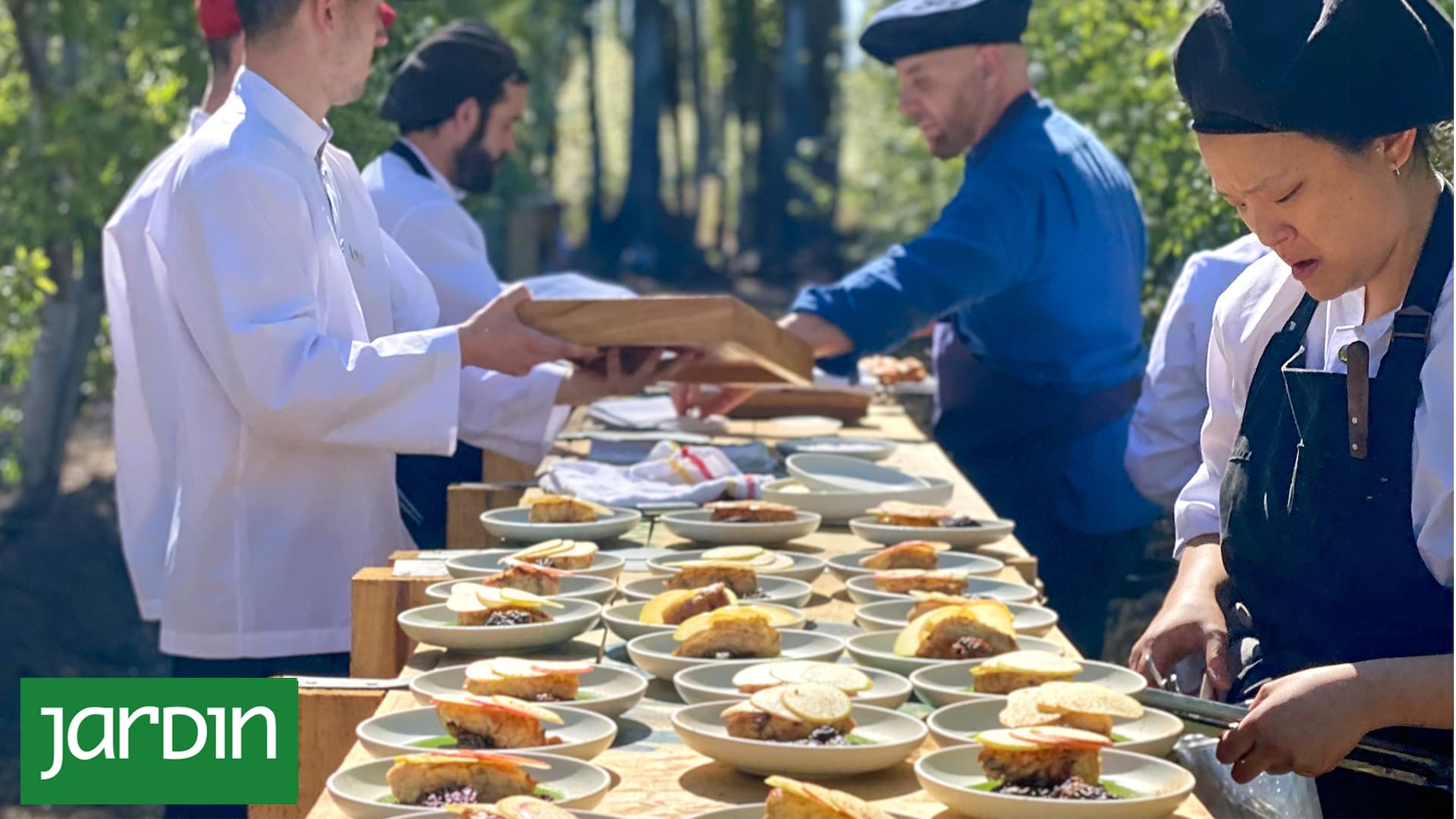 El menú de pasos estuvo a cargo de Germán Martitegui y su staff de cocineros y bartenders, integrado por Mariano Peña, Iñaki Toschi, Julián Barreiro, Noe Mutis, Paola Choi, Federico Sarmiento y Gabriel Aguilera. Brindaron una increíble degustación de diferentes platos donde la pera fue uno de los ingredientes estrella.
