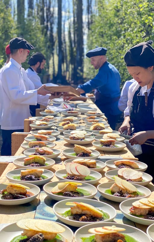 El menú de pasos estuvo a cargo de Germán Martitegui y su staff de cocineros y bartenders, integrado por Mariano Peña, Iñaki Toschi, Julián Barreiro, Noe Mutis, Paola Choi, Federico Sarmiento y Gabriel Aguilera. Brindaron una increíble degustación de diferentes platos donde la pera fue uno de los ingredientes estrella.