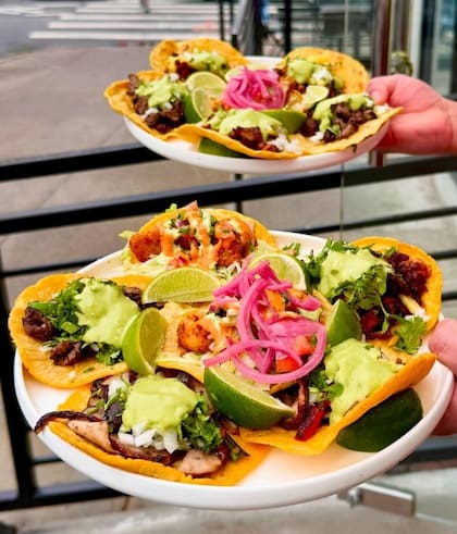El menú de Tacos del Barrio incluye tacos, burritos, quesadillas y de más comida mexicana