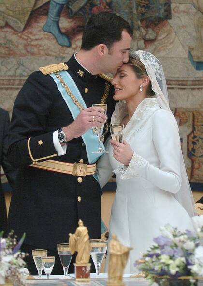 El menú del banquete nupcial, del restaurante Jockey (que llevaba 18 años sirviendo las cenas de gala en el palacio Real) consistió en entrantes variados, con jamón de Jabugo, queso manchego con regañadas, tartaletas de esqueixada, canapés de gamonedo con manzanas, mousse de pescado de roca, patatas rellenas de changurro, vieiras fritas empanadas, tostas de champiñón, puntas de espárragos verdes fritas y tirabuzones de lenguado. Eso de aperitivo. De comida, tartaleta de hojaldre con frutos de mar y capón asado en tomillo, frutos secos, tarta (de dos metros de altura) y café. Los vinos, españoles, blanco Rías Baixas y Rioja Gran Reserva de 1994. Unos 180 euros por cabeza
