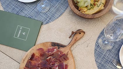El menú es de inspiración mediterránea y ‘farm to table’, basado en productos locales, frescos y de estación.