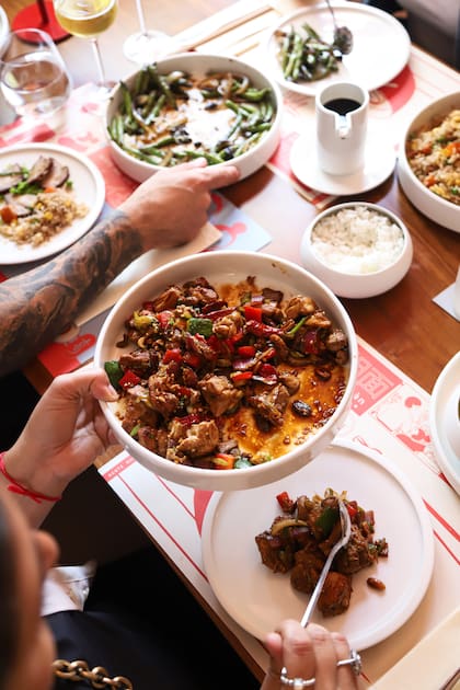 El menú hace foco en la comida china con salteados tradicionales, carnes laqueadas y los clásicos arrolladitos primavera